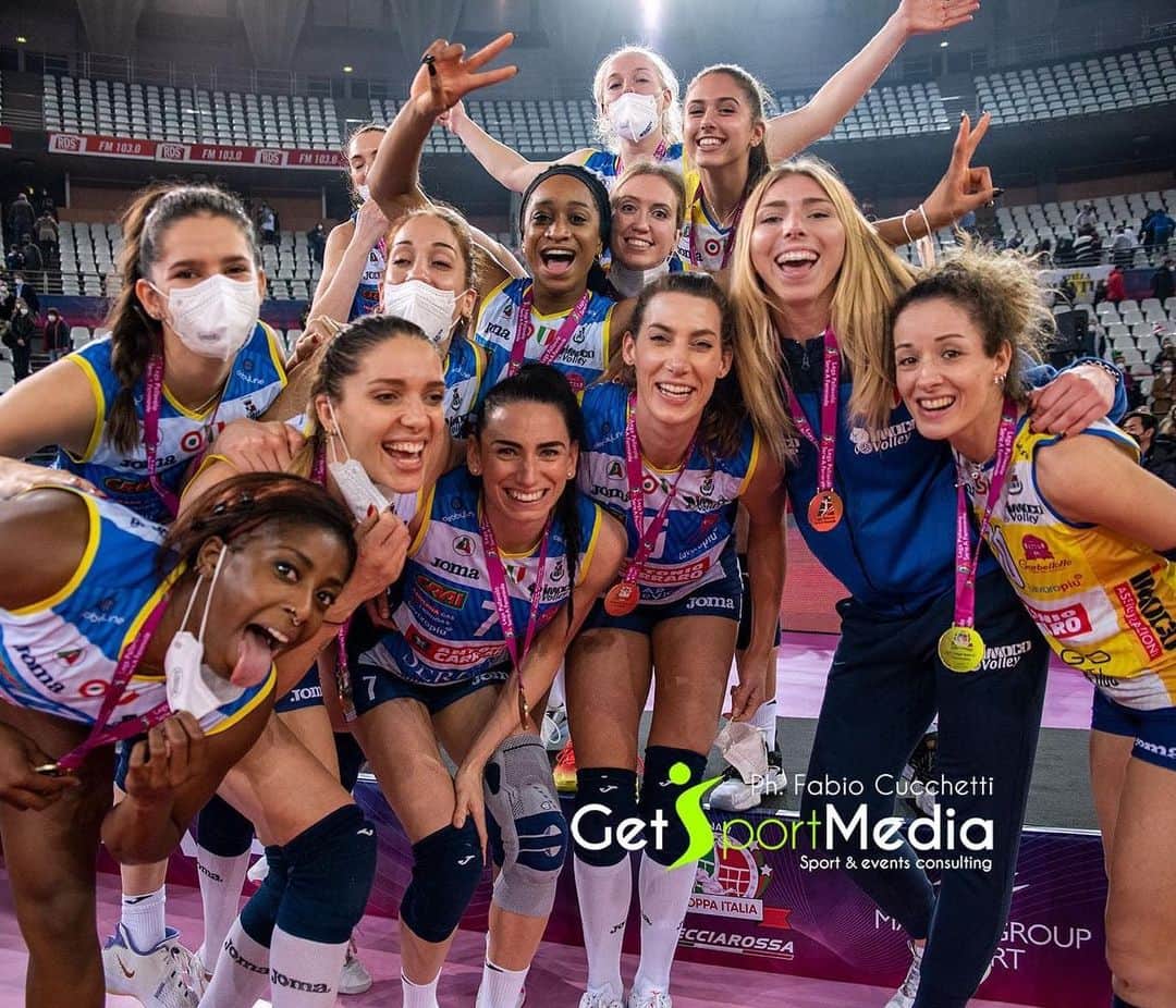 ロビン・デクライフのインスタグラム：「“The more difficult the victory, the greater the happiness in winning.” This win meant a lot 💛💙」