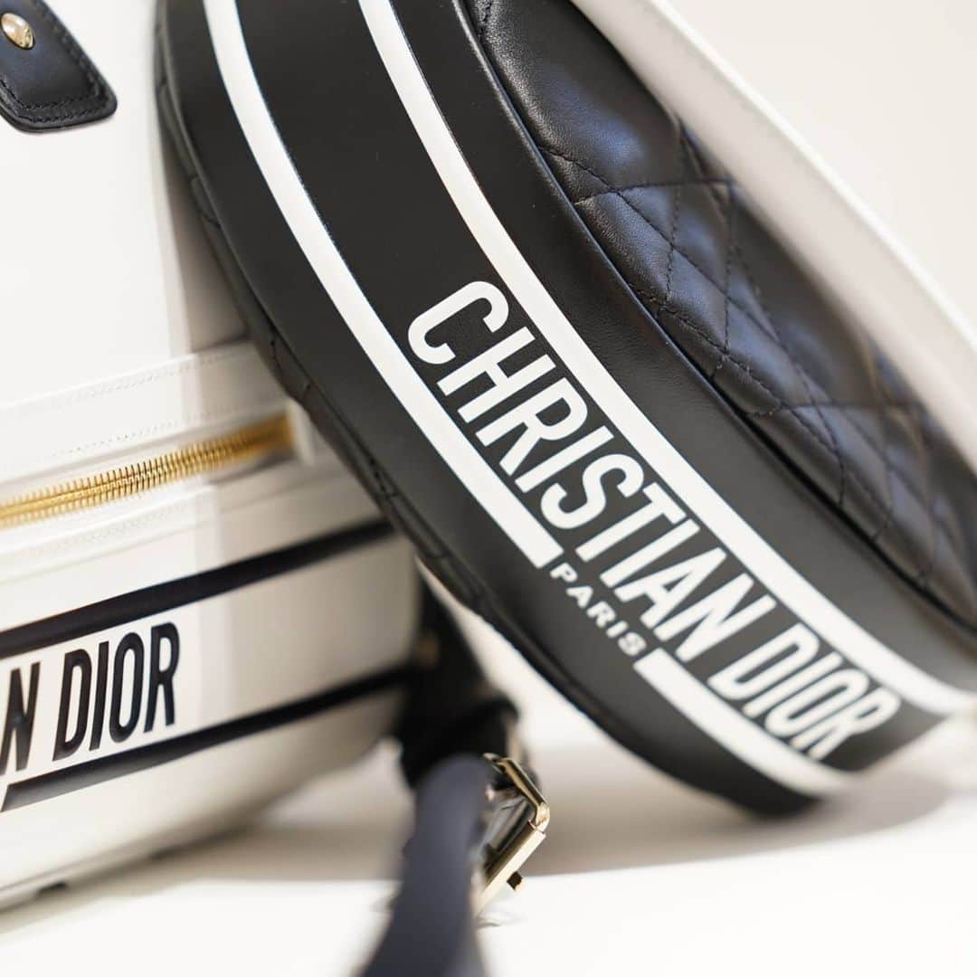 山田優さんのインスタグラム写真 - (山田優Instagram)「New Dior Vibe スポーツとディオールの 融合を象徴したNew bag!!  Black＆Whiteの バイカラーがたまらない♡♡♡  @dior  #DiorVibe」1月7日 17時22分 - yu_yamada_