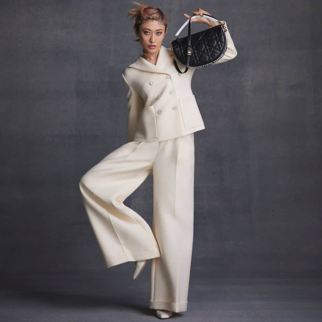 山田優さんのインスタグラム写真 - (山田優Instagram)「New Dior Vibe スポーツとディオールの 融合を象徴したNew bag!!  Black＆Whiteの バイカラーがたまらない♡♡♡  @dior  #DiorVibe」1月7日 17時22分 - yu_yamada_