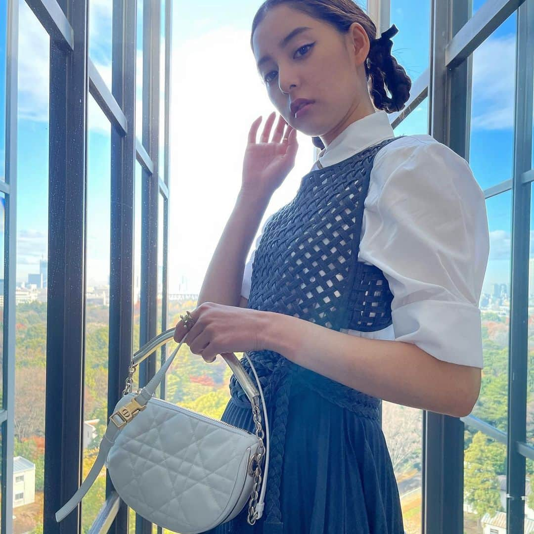 新木優子さんのインスタグラム写真 - (新木優子Instagram)「Dior Vibe Hobo Bag  ホワイト&ゴールドが新鮮な色合わせできゅん♡ アイコニックな「カナージュ」が特徴です💓  #DiorVibe  #Dior」1月7日 17時24分 - yuuuuukko_