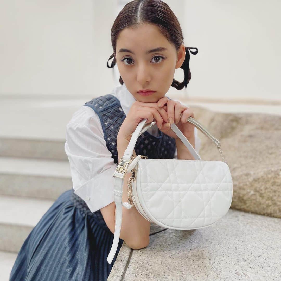 新木優子さんのインスタグラム写真 - (新木優子Instagram)「Dior Vibe Hobo Bag  ホワイト&ゴールドが新鮮な色合わせできゅん♡ アイコニックな「カナージュ」が特徴です💓  #DiorVibe  #Dior」1月7日 17時24分 - yuuuuukko_