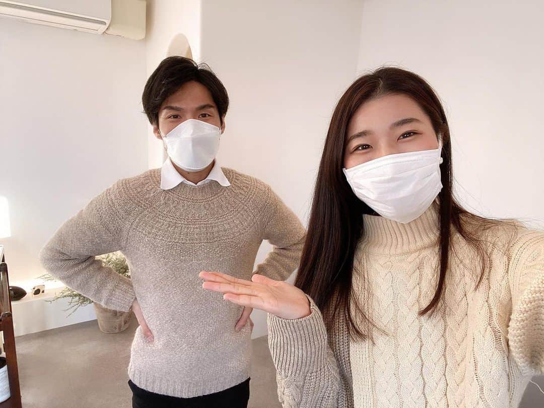 Chiharuのインスタグラム：「猿田さんのお店 @theorientaljourney でヘアメンテナンスしてきました💇🏻‍♀️✨  @tetsuya.saruta さんは同じオーガニック専門家スクールの卒業生で、サステナブルな美容室を運営&全国に広める活動をされています✨ ずっとお話ししてみたかったので、今日は色々とお聞きできて嬉しかったです😆 同じ志で事業されている方と話すとワクワクが止まらない♫  . お店の全てが「本物」のサステナブルでした😳✨ シャンプーで流す時にオゾン水で綺麗にしてから流れるシステムも素晴らしい😂 これからの美容院のお手本となるお店です💕  カラー剤の匂いも全然しなくて、 終わった後も美容院の独特な香りがしてないです😳 私のように肌弱かったり、なにかと敏感な方は是非是非オススメですよぉ✨  また伺います‼️🤗  #サステナブルサロン #サステナブルなお店 #オーガニック専門家 #オーガニックコスメ  #環境に優しい  #頭皮弱い人におすすめ  #肌弱い人にオススメ  #柏 #ギリシャみたいな所  #sustainable  #biohotel  #organic」