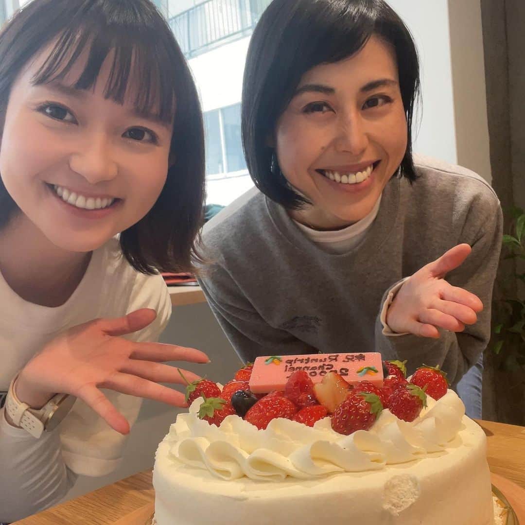 のインスタグラム：「♡  ✎५⋆*{ らんらんらーん🏃‍♀️ } ୨୧-------------------------------- ୨୧  一週間お疲れ様でした⛄️🌈 昨日今日と慣れない雪道で一層疲労が 溜まった方もいらっしゃるかもしれません🥺 ゆっくり温かいお風呂につかって 休んでくださいね(*´꒳`*)💕  週末ですが、 1/8(土) がんばれゆうすけ練習会 20kmペーサー🏃‍♀️ 1/9(日) ハイテクハーフマラソン ゲストMC🎤＆ハーフ出走🏃‍♀️ 私は10時スタートの枠で走ります！  ご一緒するみなさま宜しくお願いします☺️  では、今宵も楽しくハッピーに🏃‍♀️  🤳postに載せていなかった ようこさんとラントリップケーキ🍰  ୨୧ -------------------------------- ୨୧ #やりたい事は全部やる #全力前向き前のめり #走るの大好き」