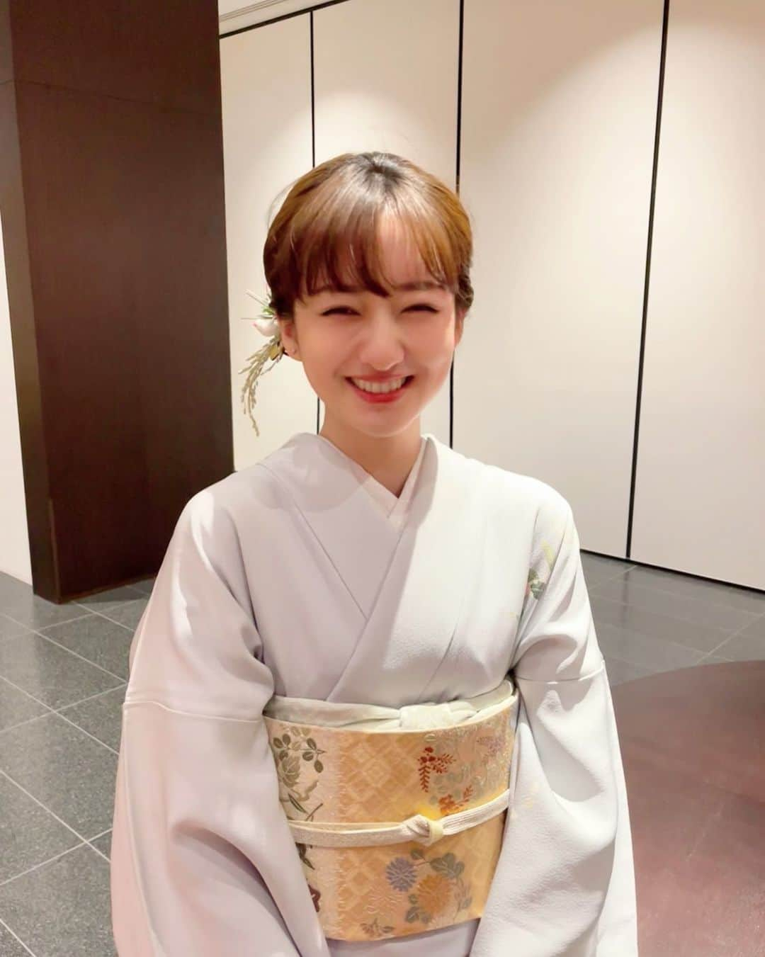 倉田茉美のインスタグラム：「「実るほど頭を下げる稲穂かな🌾」  記念に👘いちまい 厄年なのでお祓いに。＊  今年も明るく。穏やかに。 自分から変なものを寄せ付けない パワーを。 言葉ひとつで変わっていくので。  お腹がぽにょってきたので 運動もがんばります。」