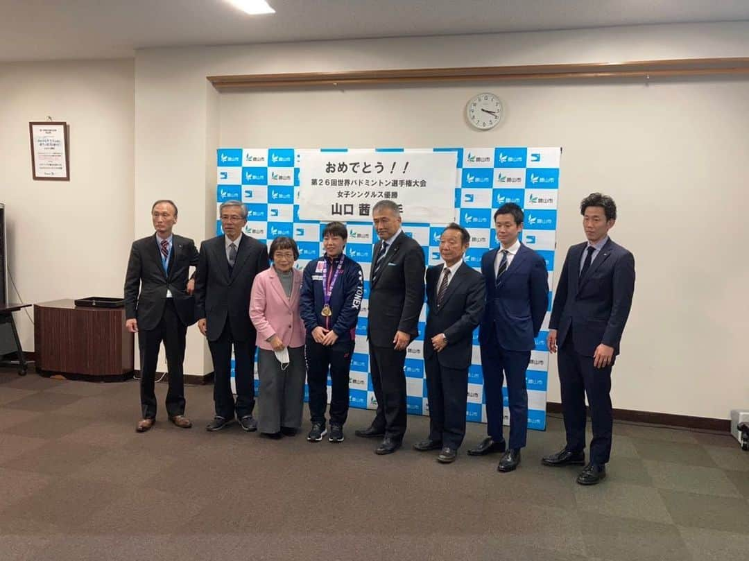 山口茜さんのインスタグラム写真 - (山口茜Instagram)「..  昨日、今日と福井県庁、勝山市役所へ表敬訪問させていただきました。  福井県スポーツ特別賞もいただきました。  福井県、勝山市の皆さんには日頃の応援やサポートを始め、いつも戴いてばかり。 少しでも元気や活力をお返ししていけるように、また頑張っていきたいと思います！  #福井県スポーツ特別賞 #ぽん菓子 #しちにっつぁん #はちにっつぁん #道の駅恐竜渓谷かつやま #ラブリー牧場 #チーズタルト」1月7日 18時03分 - akane.yamaguchi66