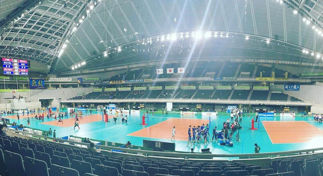 新鍋理沙のインスタグラム：「. 春の高校バレー🏐🌸✨  ⋆⋆⋆3日目⋆⋆⋆ 古川学園高校 - 誠英高校 の解説させていただきました🗣 勝ったらダブルヘッダーというハードな1日でしたが、今日も素晴らしいプレーがいっぱいでした😭✨  私はこの試合で終わりですが、明日8日の準決勝、9日の決勝戦もとっても楽しみ！！！ 今年も春高の解説をさせていただけて幸せでした🥲💓 ありがとうございました！  勝ち上がったチームの皆さんには、最後までケガなく頑張ってほしいです❤️‍🔥❤️‍🔥❤️‍🔥  #春高バレー2022 #春の高校バレー #いつ撮ったのか忘れちゃった東京体育館と #昨日のエバさんと #初日のわたしとオレンジコートとふみやさん👦🏻」