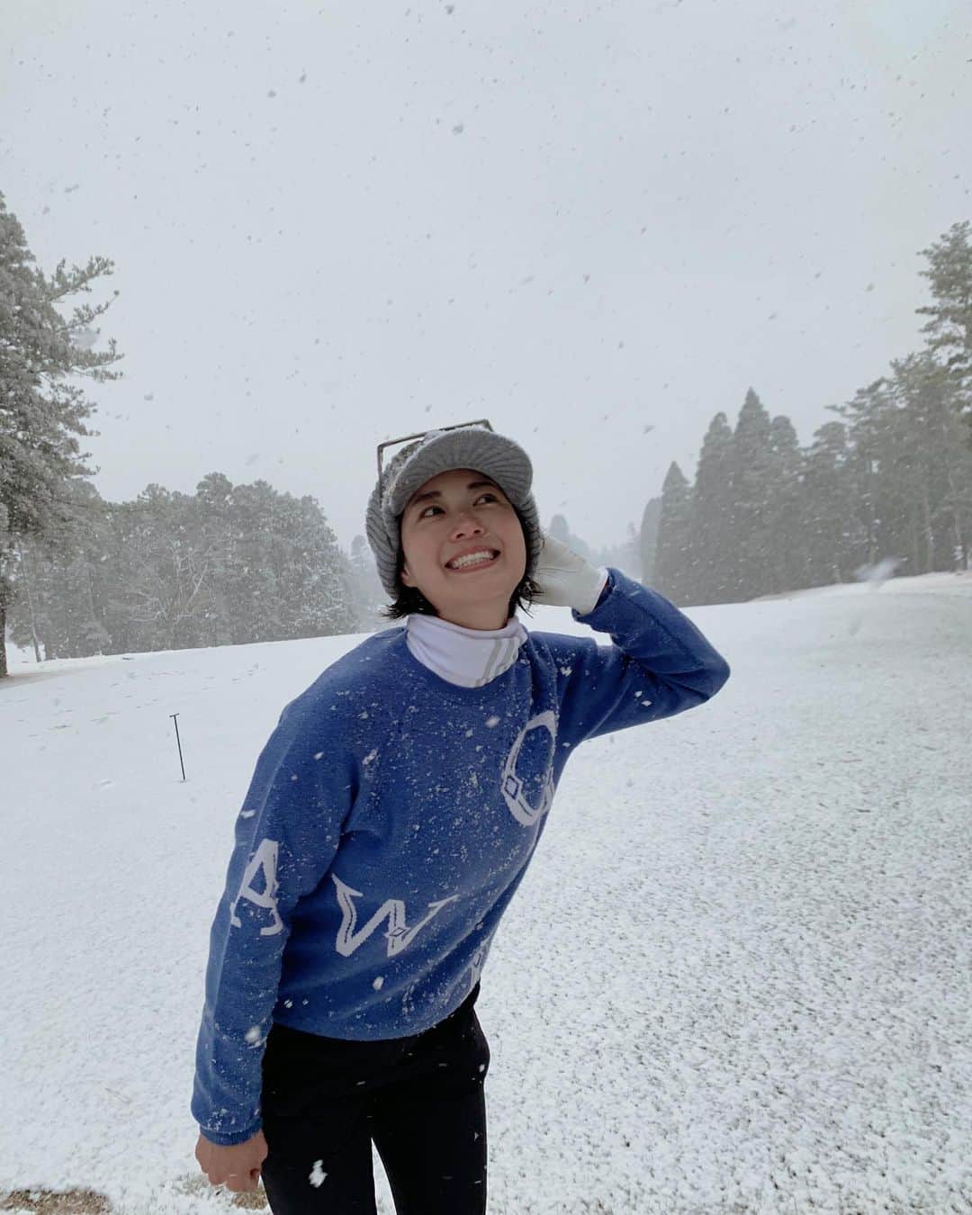 中村優さんのインスタグラム写真 - (中村優Instagram)「雪予報とは知っていたけどこんなに降るとはね…！ 後半グリーン上はまともにプレー出来たもんじゃなかったけど、雪景色のゴルフ場がゲレンデみたいになってて楽しかった☃️💕 @nkmr_yu_golf  コンペで優勝も出来たしハッピー✨🎊」1月7日 18時40分 - nkmr_yu