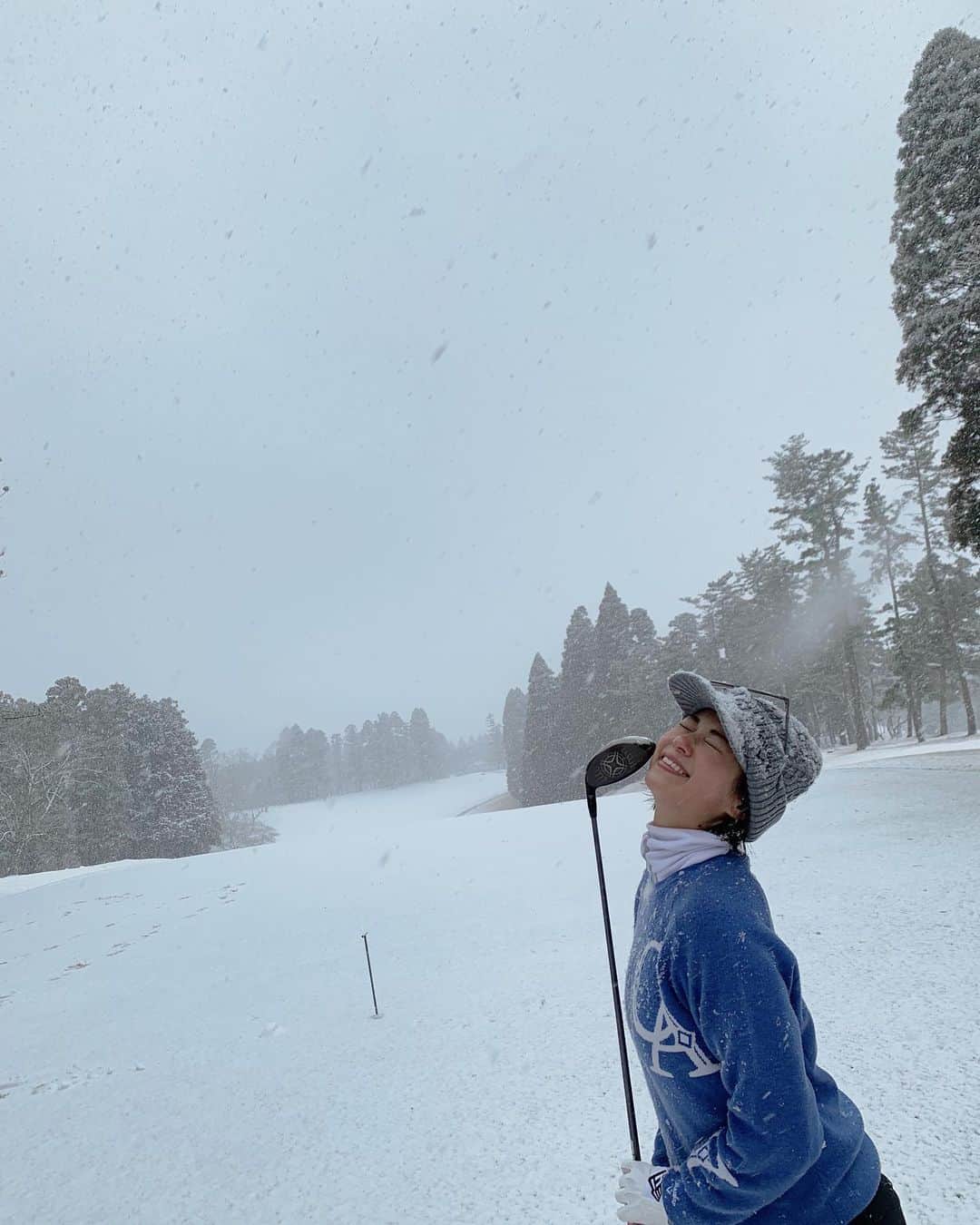 中村優さんのインスタグラム写真 - (中村優Instagram)「雪予報とは知っていたけどこんなに降るとはね…！ 後半グリーン上はまともにプレー出来たもんじゃなかったけど、雪景色のゴルフ場がゲレンデみたいになってて楽しかった☃️💕 @nkmr_yu_golf  コンペで優勝も出来たしハッピー✨🎊」1月7日 18時40分 - nkmr_yu