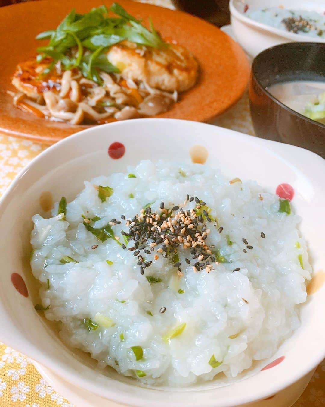 森崎友紀さんのインスタグラム写真 - (森崎友紀Instagram)「夕食は七草粥に合わせて、七草粥献立にしました。 ■七草粥 ■和風あんかけきのこハンバーグ ■ほうれん草とツナの白あえ ■酒粕汁  酒粕汁は、普段は豚肉や鮭を入れますが、油揚げであっさりと。溶けにくい酒粕は、ザルでこすとすぐ溶けます(^^)/たまに無性に食べたくなります。祖母がよく作ってくれた思い出の味。 ハンバーグはほとんど豆腐ですが、あんかけで満足感を出しました。あんのきのこはたっぷりと。白あえは、ツナを入れた子供向けにしました。  #森崎友紀#料理#cooking#お粥好き#七草粥#和風あんかけきのこハンバーグ#ほうれん草とツナの白あえ#酒粕汁#思い出の味」1月7日 18時54分 - morisakitchen