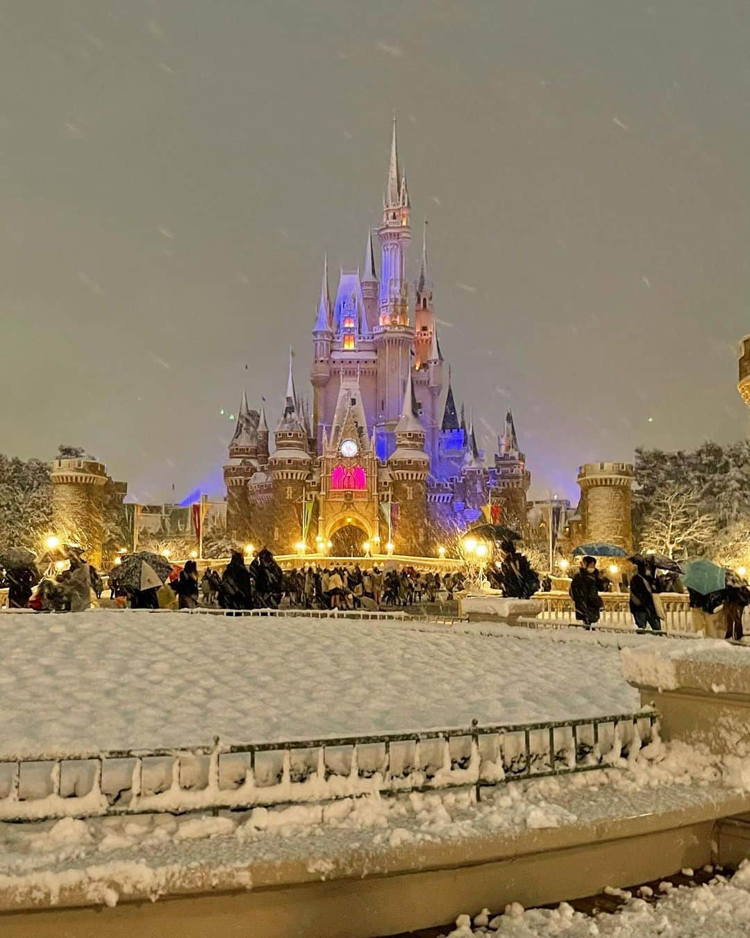 関根ささらさんのインスタグラム写真 - (関根ささらInstagram)「❄️FROZEN❄️ . . リアル"frozen"だった昨日のパークの色んな景色をインスタにも♡ (あまりの寒さに携帯触っていられなくてまともな写真がないのですがお許しを…🙇🏻‍♀️) . . めちゃくちゃ寒かったーーー！！！！！ けどこんな真っ白になるパークって、世界でも日本とパリしかないのでは？！と思ったら凄くレアな日に遭遇できた気がして気分が上がりました🥰👏🏻 . . 12/26から発売してる『#アナと雪の女王』の #ポップコーンバケット 🍿❄️💙めちゃくちゃ可愛い〜〜！！！昨日買う予定じゃなかったのだけど、想定外の雪に遭遇したのでこの写真を撮るために購入しました♡今度またアナ雪バウンドする❄️ . . #ディズニーポップコーンバケット #ディズニー写真部 #雪景色 #雪 #雪だるまつくろう #snowday #snowing #disney #disneypark #disneyparks #tokyodisney #tokyodisneyland #disneyland #tokyodisneyresort #tdr #tdl #アナ雪 #anna #elsa #olaf #オラフ #エルサ #アナ」1月7日 18時58分 - sasarasekine