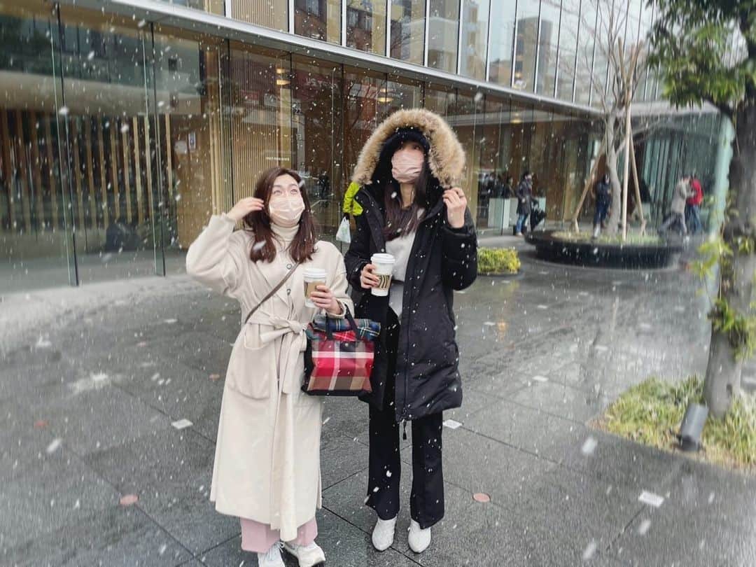 片山萌美さんのインスタグラム写真 - (片山萌美Instagram)「☃️  かんなちゃんと✌︎ （@tachibana_kanna ） 雪がなかなか強く降ってきて 上を見上げちゃうふたり。笑 （2枚目）」1月7日 19時12分 - moet_mi