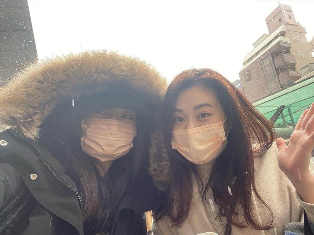 片山萌美のインスタグラム：「☃️  かんなちゃんと✌︎ （@tachibana_kanna ） 雪がなかなか強く降ってきて 上を見上げちゃうふたり。笑 （2枚目）」