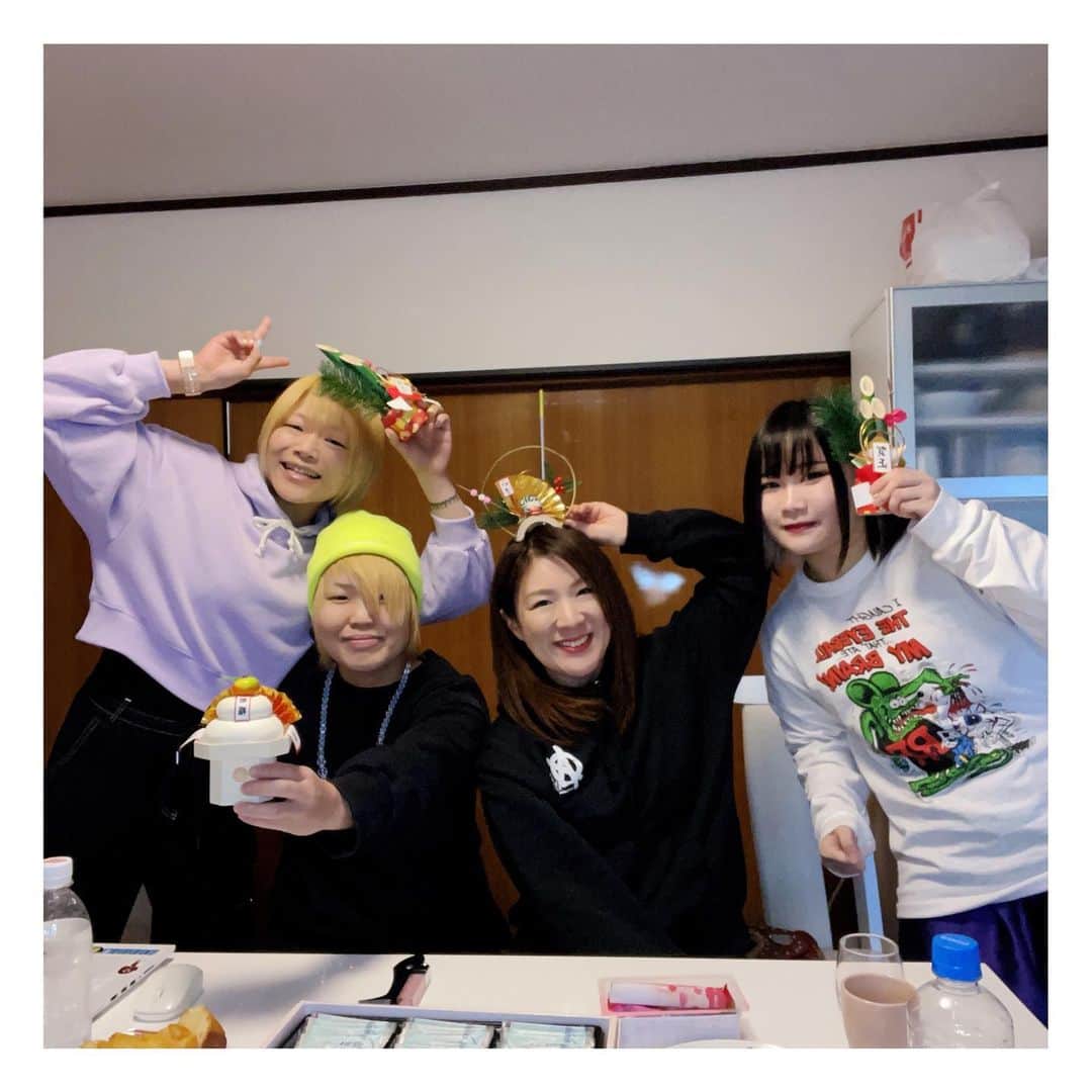 世志琥のインスタグラム：「・ ・ 新生SEAdLINNNG全員集合 YouTube LIVEありがとうございました🌈 ・ 今年の自分の漢字一文字は… 【笑】 みんなに笑顔で会えますように。 毎日笑顔で過ごせますように。 ・ アーカイブでも見れるので見てね😎 ・ ・ #SEAdLINNNG #女子プロレス #世志琥  #LIVE配信楽しすぎた #😊」