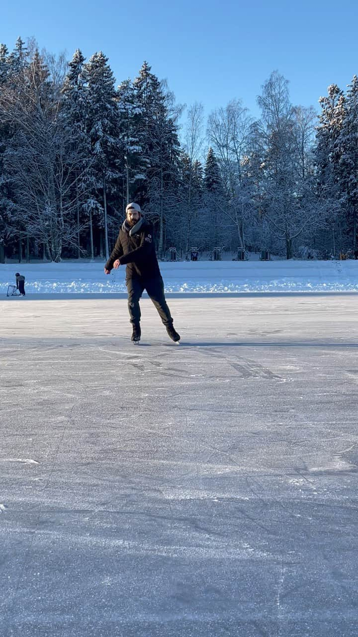 ニール・ブラウンのインスタグラム：「Days like these…  So nice to fly around in winter…  Thank you @paulyterr__ for the video 😘 #beautifulday #sunshine #outdoor #ice #iceskating #icedancer #freedom #finland #winter #instagay #gay #followme #instafollow #love #lgbt #beard #coachinglife #happyplace #expat #instavid #videooftheday」