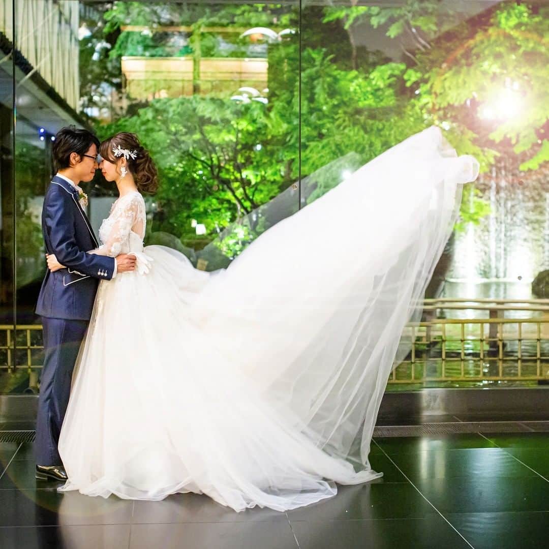 スマ婚/オフィシャルアカウントのインスタグラム：「神秘的でフォトジェニックな撮影が叶う会場。  2022年もスマ婚をよろしくお願いいたします♡  𝐻𝑎𝑙𝑙：#ホテル雅叙園東京  @smakon_official をフォローいただき 「#スマ婚」をつけて 皆さまの𝑊𝑒𝑑𝑑𝑖𝑛𝑔写真をご投稿ください♡ 公式アカウントでリグラムのチャンス♬  ＊＊＊＊【スマ婚　公式𝐿𝐼𝑁𝐸】＊＊＊＊ 結婚式に関するお悩みやご質問など LINEでお気軽にご相談ください✨ スマ婚公式LINEアカウントは @smakon_official  プロフィールTOPのリンクより ご登録いただけます💡 ＊＊＊＊＊＊＊＊＊＊＊＊＊＊＊＊＊＊  #スマ婚 #結婚式 #プレ花嫁 #式場探し #式場迷子 #ブライダル #プレ花嫁準備 #結婚式準備 #披露宴演出 #結婚式場選び #プレ花嫁さんと繋がりたい #全国の花嫁さんと繋がりたい」
