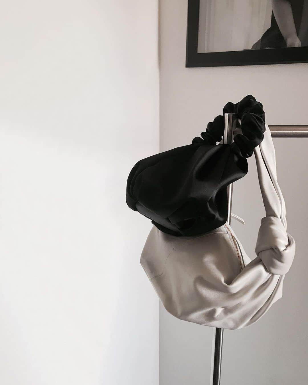 のインスタグラム：「・ ⁡ もういっちょSALE戦利品♡ ⁡ ぜーんぜん入らんけどねっ笑 コロンと置いてあった姿にキュン😆 ⁡ その時デニムjk着ていて この甘さがデニムと合わせると好みで！！ ⁡ なんで何も入らん子って可愛いんだろか♡笑 ⁡ ⁡ #frayid   ⁡」