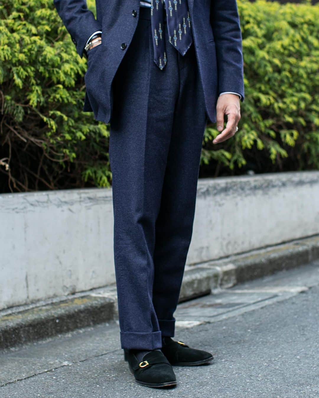 福島雄介さんのインスタグラム写真 - (福島雄介Instagram)「. . CARLOBA RBERA Vintage fabric suit.  Exquisite navy with a slight purplish tinge. A suit that lifts my feelings... . . 旧バルベラのデッドストックフランネル "CREAMY FLANNEL"を使用したネイビースーツ。 色気のある、少し紫がかった絶妙な色合いと生地の厚みが何とも。 やはり年初めのネイビースーツは気が引き締まりますね。 . .  Sunglasses: @kaneko_optical  Suit: @ring_jacket  Shirt: @guy_rover  Tie: @tieyourtie  Pocket Chief: @paoloalbizzati  Shoes: @polpetta_official  Acc: @hermes @tiffanyandco @adawat_n_tuareg Watch: @cartier  . . #ringjacket #guyrover #tieyourtie #paoloalbizzati #polpetta #hermes #tiffany #tiffanyandco #adawatntuareg #cartier #menfashions #menstylefashion #gentlemanstyle #menswear #menfashionstyle #bestofmenstyle #classicstyle #mensfashion #gentlemanfashion #styleforman #menswearclothing #gentstyle #gentlemanstyle #dressstyle #suitstyle #dress #classic #suit」1月7日 20時04分 - yusuke_tiamo_fukushima