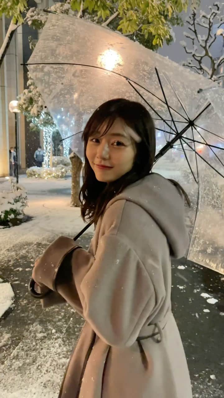 杉浦みずきのインスタグラム：「まつ毛に雪が乗る瞬間を捉えた😂❄️ こんなに降ったら寒い超えて楽しい！！！☃️　寒いけど！！笑」