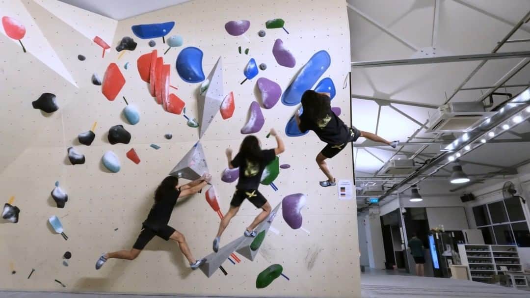 のインスタグラム：「OK I decided to redo this one. kthxbye  One off the competition set last week, this bloc no longer exists~  Just a little note on the "single recoil phase" -  I usually avoid swinging more than once - I feel that a single recoil is enough to launch from. This also includes crouching down in dynos. For me, multiple recoils always make me doubt and hesitate, so I commit from the first one. On top of that I also feel swinging more than once just wastes energy.  I'm not saying it's wrong to swing a couple times, this are just my thoughts and how I usually work moves like this!  Btw I suck at these kinda moves, it took me 2 sessions to get the coordination right. 100% fail at an actual competition 😂  @heavy.japan  @boruda.sg   #climbing #bouldering #climbing_videos_of_instagram #heavyjapan #sgboulderingbeta #movement #クライミング」