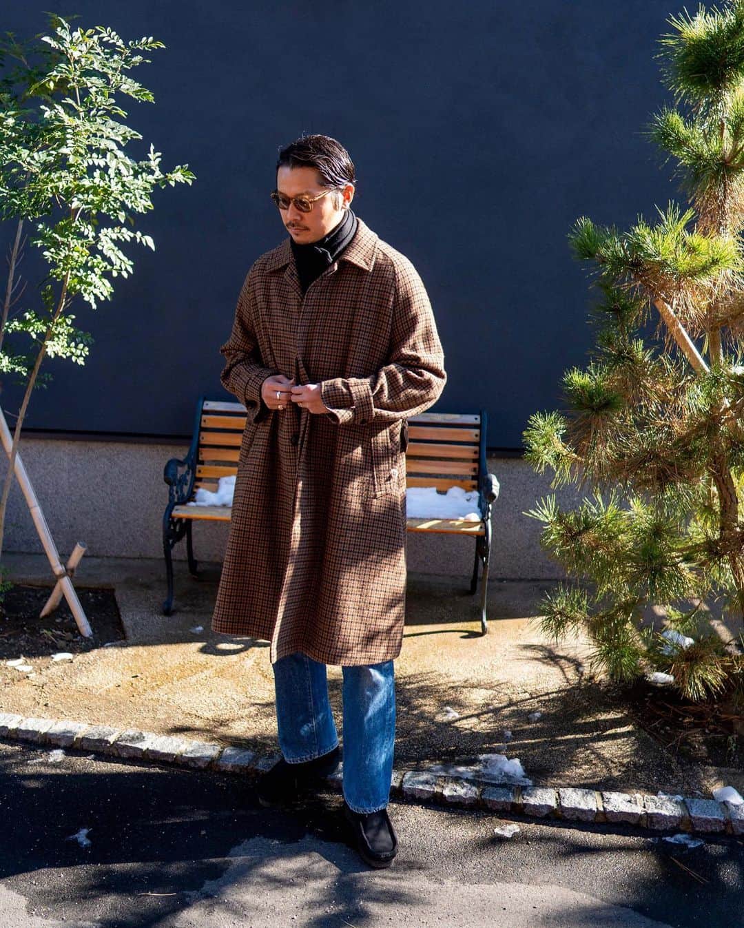 高田朋佳のインスタグラム：「The day after snowed.  >>>swipe left to check the details. ——————————————————————— #fashioncreator #高田朋佳 #tomoyoshitakada #authenticstyle  #dressstyle #elegantstyle #modernclassicstyle #newclassicstyle #fashion #mensfashion #mensdressstyle #suitsstyle #dapperstyle #takadachannel」