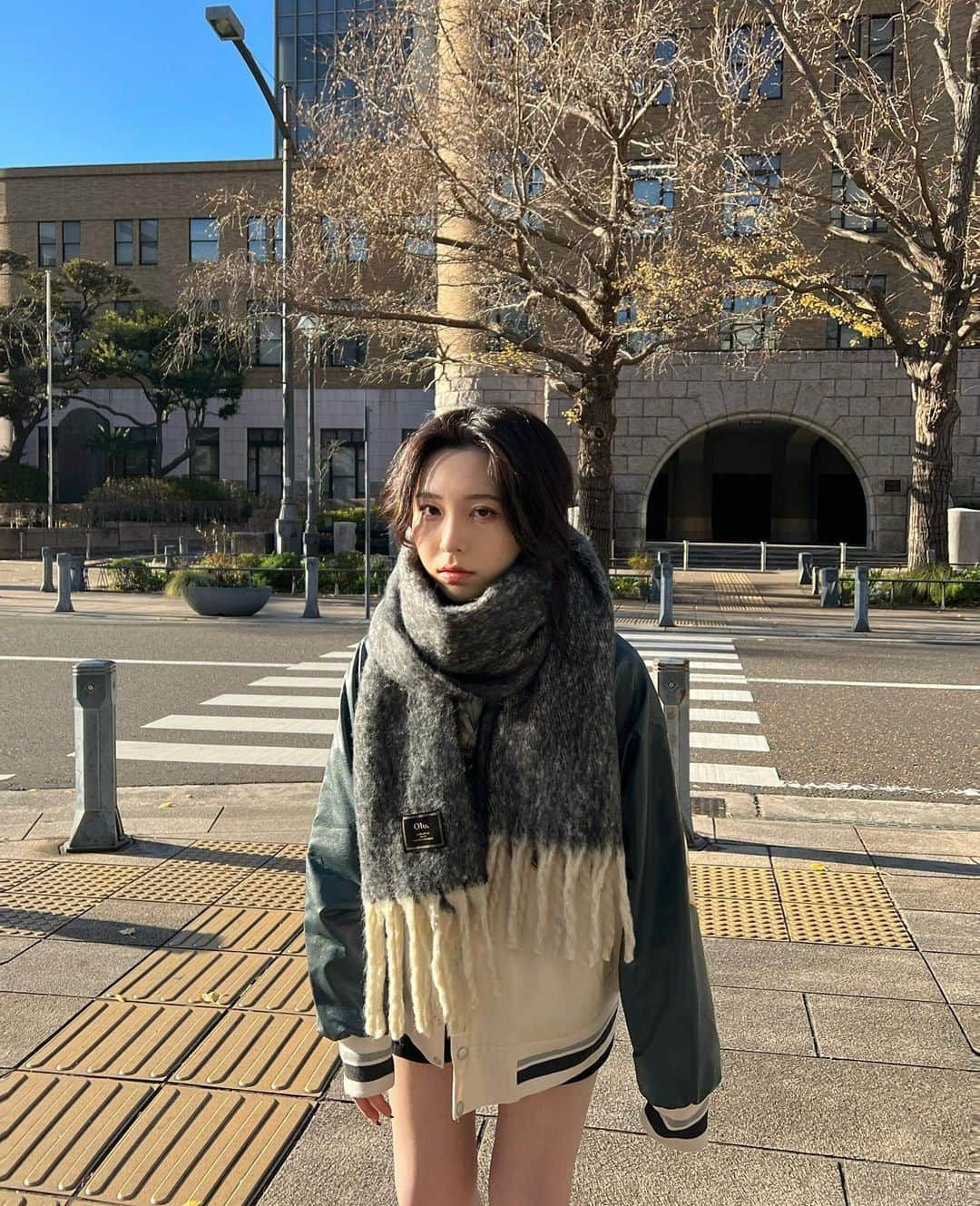 空喰うなるのインスタグラム：「hang out with me?🦉🍂 私と遊んでくれる？ . scarf @olu.myself  jacket @shopuntitled.co  hoodie @prada  parts/boots @zara  .」