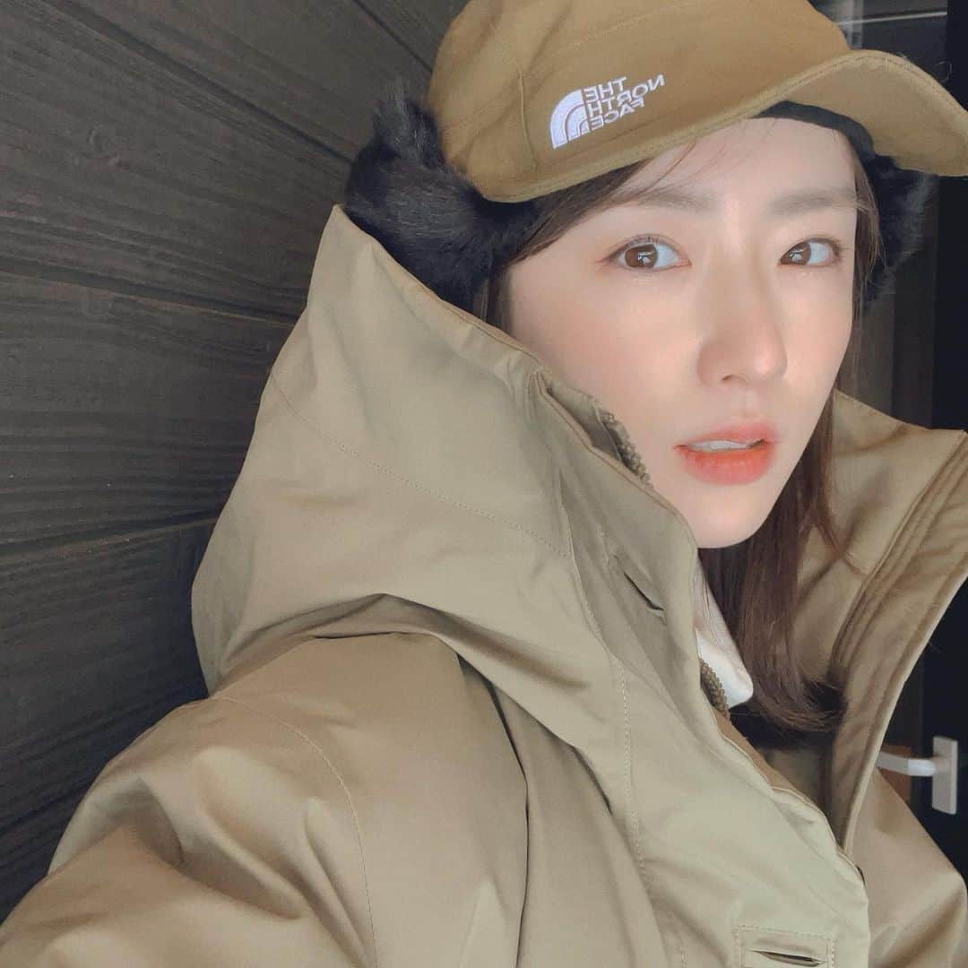 樋口柚子のインスタグラム：「お疲れさま金曜日〜！ 今朝は昨日の雪によってか、 いつもより空気が澄んでるように感じました❄️  雪用の靴が無いから、いつもより早く家を出て、 そーっとそーっと歩きましたよ☺︎  途中、小学校高学年くらいの男の子3人組が雪の上を助走つけて滑って遊んでて(人気のない道で)、ひ〜気をつけて〜って心の中で言いながら、若さの差をドカンと感じました。 私もう、そんな体力も勇気も持ち合わせてな〜〜い🤣」