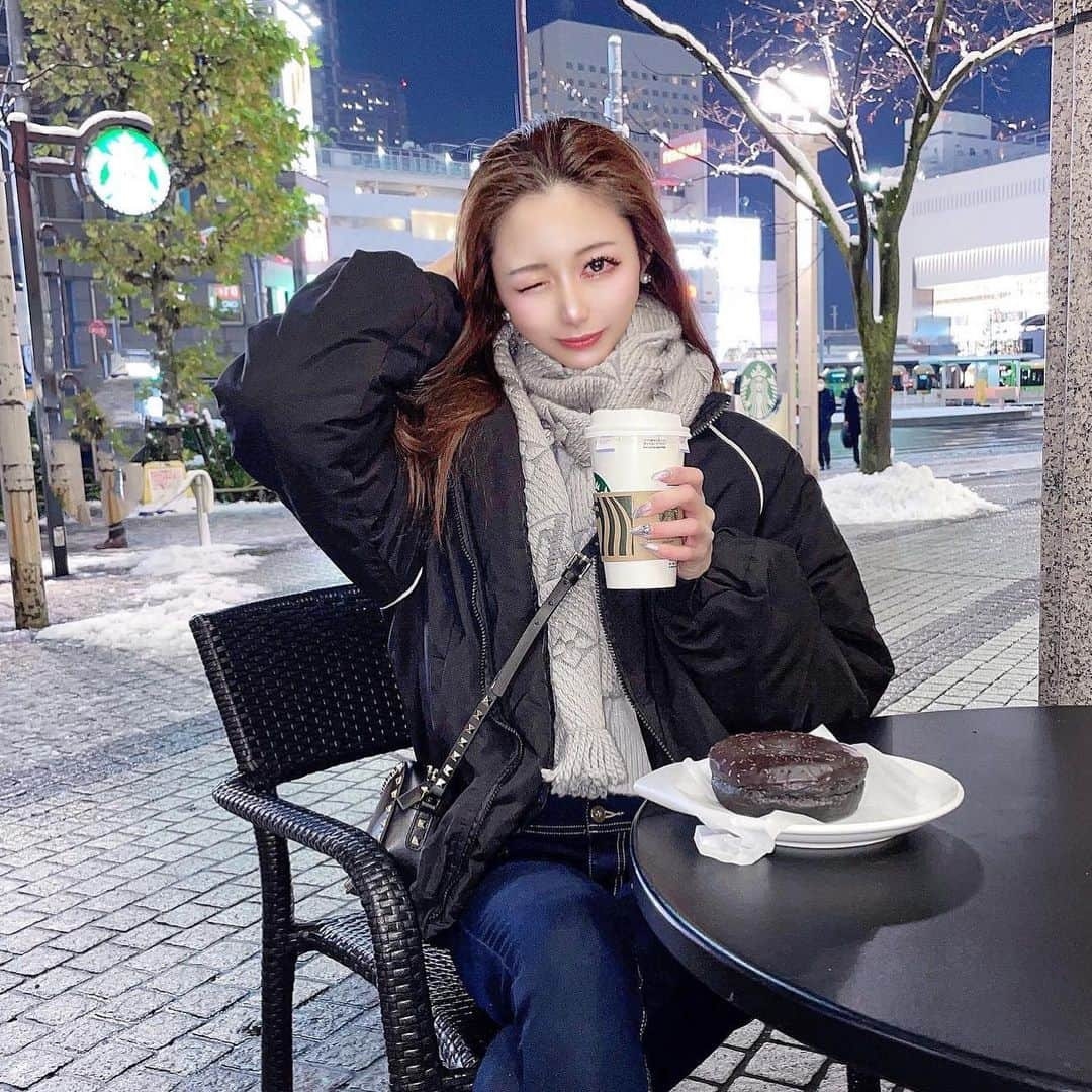 あやちゃんさんのインスタグラム写真 - (あやちゃんInstagram)「雪寒すぎ⛄️❄️️みんな転んでない？大丈夫？🤣 久々かきあげ前髪にしたのよ💭✨  てかスタバのウーロンラテめちゃおいしくない？😋💚  #スタバ #スタバ新作 #スタバ好き #スターバックス #スタバカスタム #スターバックスラテ #ウーロンmeetsシトラスティーラテ #starbucks #starbuckscoffee #starbucksjapan #starbucksreserveroasterytokyo  #渋谷カフェ #渋谷スタバ #渋谷ランチ #東京カフェ #ロングブーツコーデ #ハイウエストデニム #スキニーデニム #fcmm #fcmm후리스 #ヴィトンマフラー #ルイヴィトンマフラー #マフラー女子 #マフラーコーデ #モノトーンコーデ #韓国ファッション #韓国コーデ #雪 #初雪 #ゆきだるま」1月7日 20時46分 - aya.you.love.r