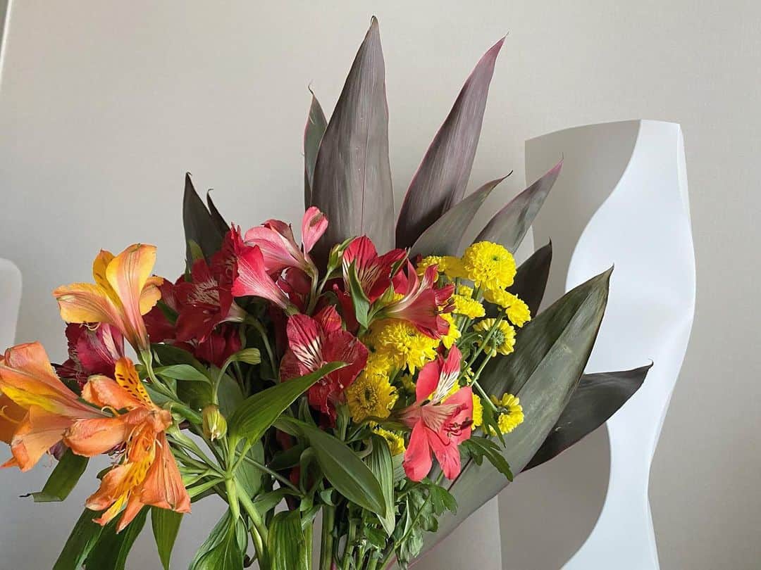 梅澤美波さんのインスタグラム写真 - (梅澤美波Instagram)「_ ⁡ 紅白歌合戦 のステージセットに使用されていた 綺麗なお花たちを 帰り際にいただいたので… ⁡ 帰宅してすぐに花瓶に。🌿」1月7日 21時02分 - ume_minami.official