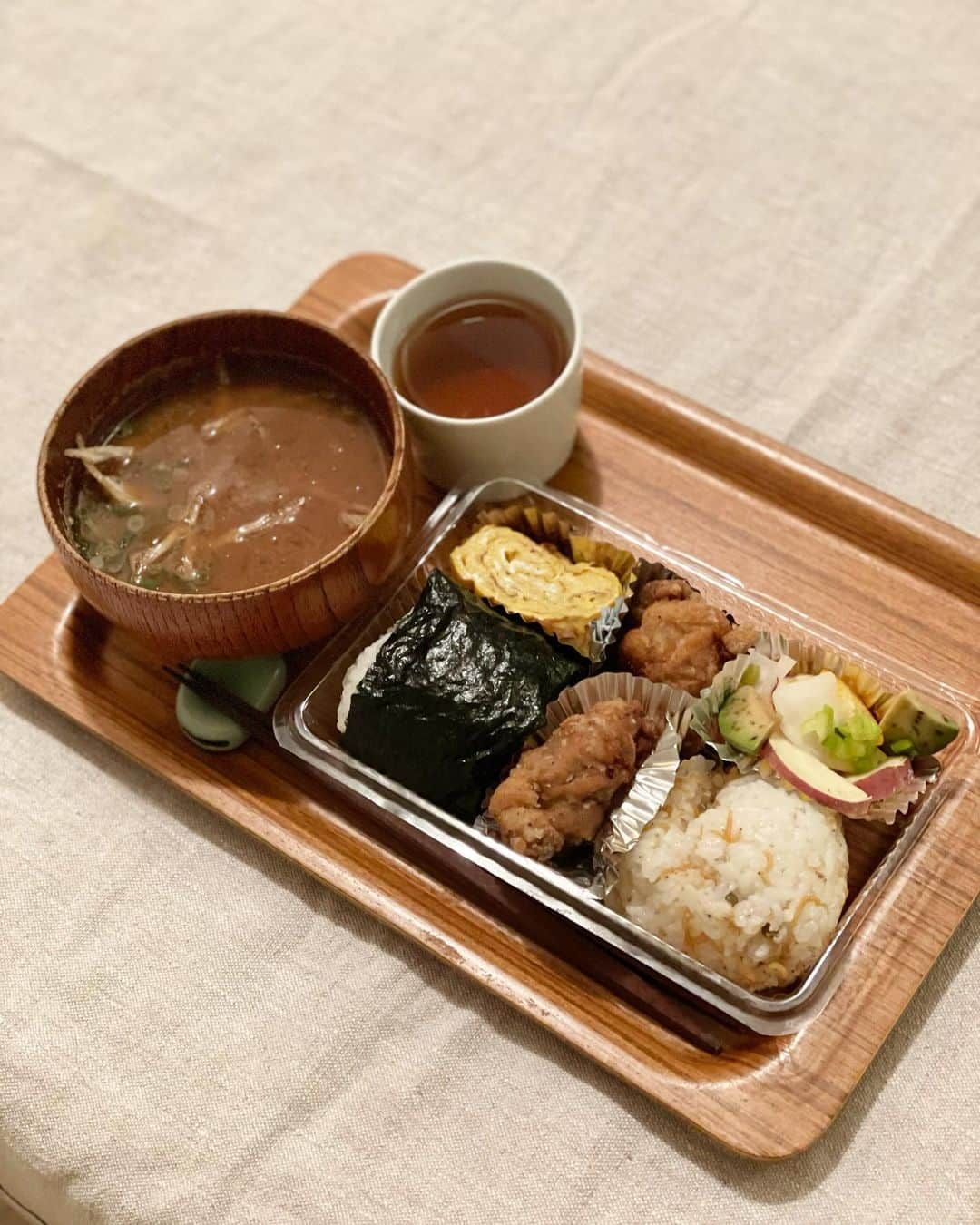 猫沢エミさんのインスタグラム写真 - (猫沢エミInstagram)「山から山への山脈越え中⛰🗻🏔  @rizbonbon のおにぎりセットをテイクアウトで時間を稼ぐの巻(*✧×✧*)  「買える食べ物」には、家族域の愛と美味しさが入っているものと、そうじゃないものがあるけれど、リッツボンのおにぎりはもちろん前者。だからこそ食べると元気になるんだな。  お、おなかが空いたら…おかあさんが、お、おにぎりを…🍙 って山下清のモノマネをしながら食べると、さらに美味しいんだな。  お味噌汁には、ご、ごぼうの揚げたのが入ってて、お、美味しいんだな😍  #猫沢銘品　#七草粥はみんなに任せた」1月7日 21時07分 - necozawaemi