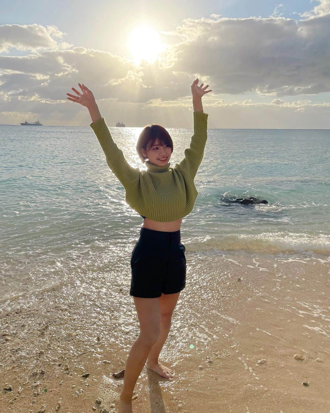 小坂田純奈さんのインスタグラム写真 - (小坂田純奈Instagram)「謎のポーズに後光が差してた🥶 大好きな沖縄が感染者爆発的に増えてて心配や、、  ※去年の12月頭に行った時の写真  #過去pic #海 #沖縄観光 #撮影モデル #撮影会モデル #ポートレート撮影 #じゅなた」1月7日 21時15分 - official_junata