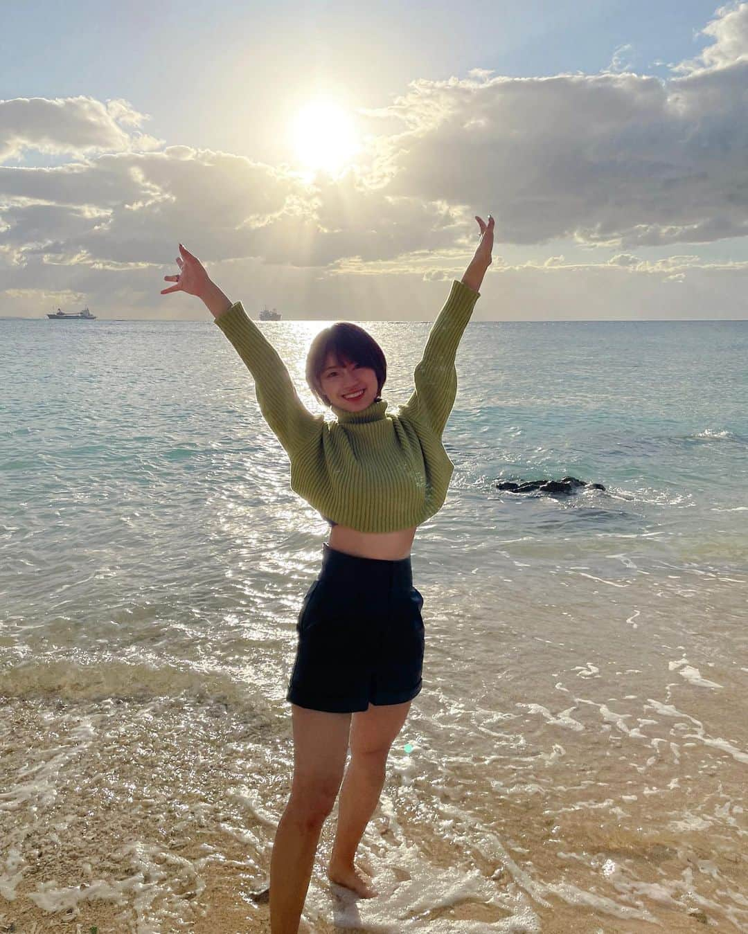 小坂田純奈さんのインスタグラム写真 - (小坂田純奈Instagram)「謎のポーズに後光が差してた🥶 大好きな沖縄が感染者爆発的に増えてて心配や、、  ※去年の12月頭に行った時の写真  #過去pic #海 #沖縄観光 #撮影モデル #撮影会モデル #ポートレート撮影 #じゅなた」1月7日 21時15分 - official_junata