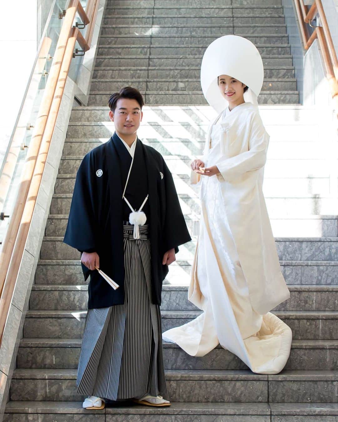 辻沙穂里のインスタグラム：「. 2022年もよろしくお願い致します😊🎍  少し前にはなりますが、 昨年、結婚式と披露宴を 執り行うことが出来ました💍  これまでお世話になった皆さまや お互いの大切な友人、親族の支えがあって 今日という日があることを改めて実感し 感謝の思いが益々深まった日になりました💐  式は神前式で紋付袴と白無垢を🤍 披露宴では綿帽子をはずして 胡蝶蘭をつけてもらいました💠  #結婚式#披露宴#神前式#白無垢#綿帽子 #パレスホテル東京#パレスホテル東京ウエディング」