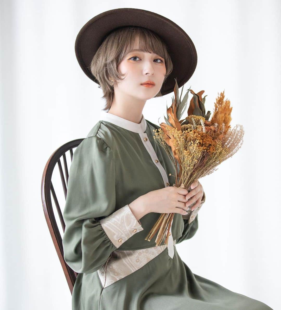 こばしり。さんのインスタグラム写真 - (こばしり。Instagram)「hitoiki -ひといき- ( @hitoiki.official )から私がデザインした、とてもとてもこだわり抜いて作ったワンピースが発売されました！！🌱(お知らせ遅くなっちゃった)  ハウルの様なレトロな世界感のある、着やすく可愛いペイズリー柄の入ったワンピースが着たくて、理想を形にしました💭(可愛すぎて普段めっちゃ着てる)  🌱カラーはグリーン、ライトベージュの2色展開 🌱サイズはS、Mの2サイズ(私はSサイズ着用してます💭)  腰のシルエットは綺麗に出るけど、後ろが実はゴムになってる&サイドファスナーで着やすくウエストも安心して着れる様にしたり。  トップスとスカート別々っぽく見えるけど1枚で...💭  足が長く見える様に、ウエストが細く見える様にトップス部分は短めで、ウエスト部分にペイズリー柄の切り替えし入れてみたり....  とにかく可愛いワンピースを作りました！(急にアバウト)  hitoikiの公式ウェスストアから購入出来るので是非、沢山沢山着て欲しい💐  そして、今hitoikiが最大50%OFFというちょっとお得すぎて心配になる新春セールもしているので色々見てみてね👀🌱  #コラボ服 #hitoiki #こばしり #レトロ」1月7日 21時21分 - lovetomato_24