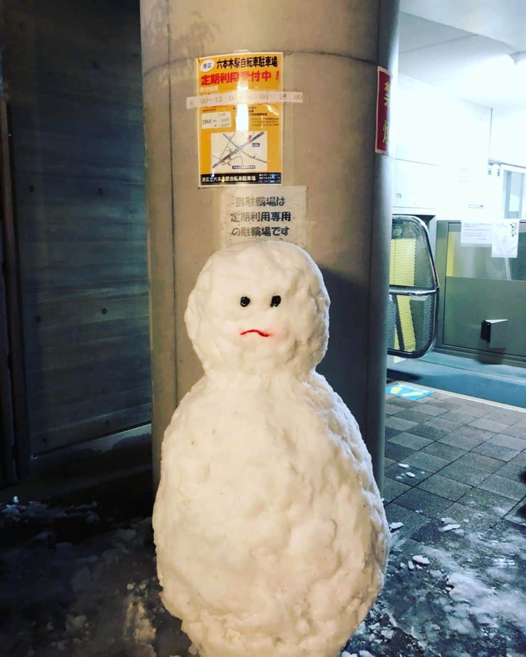 西川史子さんのインスタグラム写真 - (西川史子Instagram)「皆様、昨日の大雪は大丈夫でしたか？ 私はリハビリを終えて家に戻ったのですが、Uberも配達の方が見つからず頼めなくて、夕食に困っておりました。 そうしたら、同じマンションに住む、料理家の杉山絵美ちゃんと鈴木慶江ちゃんから電話が❗️ 恵比寿の夕星で、ご飯食べてるから、夕食買ってってあげようかと。 鳥丼を頼みました。 そして鳥丼から2時間後に、バナナケーキ焼いたからと、またもやピンポン。 周囲の優しい思いやりで、不自由な生活ですが、なんとか頑張ってます。本当にありがたいことです🥰 #夕星 #杉山絵美 ちゃん #鈴木慶江 ちゃん」1月7日 21時21分 - dr.ayako_nishikawa