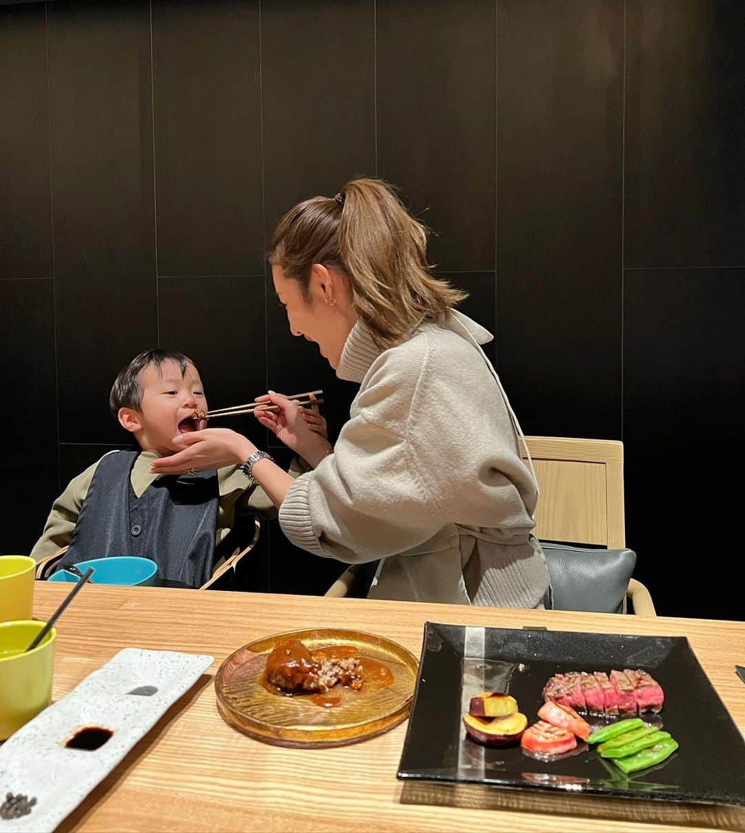 Reikaさんのインスタグラム写真 - (ReikaInstagram)「初　@wosakahotel  I fell in love with this hotel 🥺❤️  正直 W hotel group はおしゃれすぎて、 アラサーになって子供いる自分としては ちょっと敬遠してたのだけど😅 大きくその概念を覆されました。  インテリアのテイストが素晴らしすぎて。 所々に和が入ってて、ウッドを使ったり。畳のオブジェなど。だからtrendy and hipの中にも居心地の良さがあって。最高の塩梅でした👏  そしてキッズもすごく喜んでた🥰 私的にアメニティーの可愛いキッズスリッパとか超ツボ。そして無料のkids breakfast がまたまた豪華すぎてびっくり。 Teppanyaki も大阪名物色々食べれて、個室もあるので子連れでも行けて嬉しかった。 全然キッズにもおすすめ❗️  今回もspgアメックスでのポイントで無料宿泊。そしたらmarvelous suite へ アップグレード❤️👏  サービスとホスピタリティも素晴らしいホテルでした。支配人の　@go_kondo さんありがとうございました🙇‍♀️  リピ決定🥺  #iloveosaka  #w大阪  #whotelosaka」1月7日 21時24分 - reikamarianna