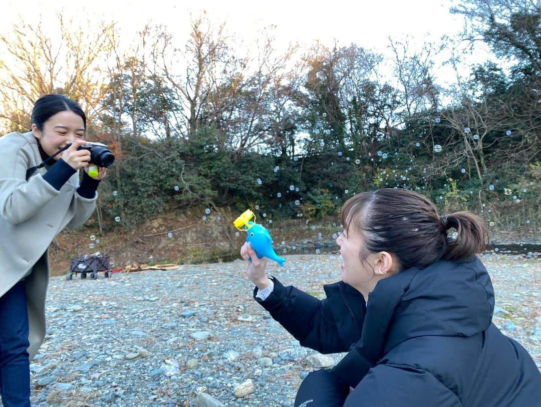川田裕美のインスタグラム：「『沸騰ワード10』の旅、本当に楽しかったです！✨幸せで満ちていました🥰✨ 可愛らしい2人の写真、少しですが皆さんにも…💛  #立ち食いの旅#佐藤栞里#上白石萌音#ソバ食べ行こう#PUFFYさん歌わせていただきありがとうございます」