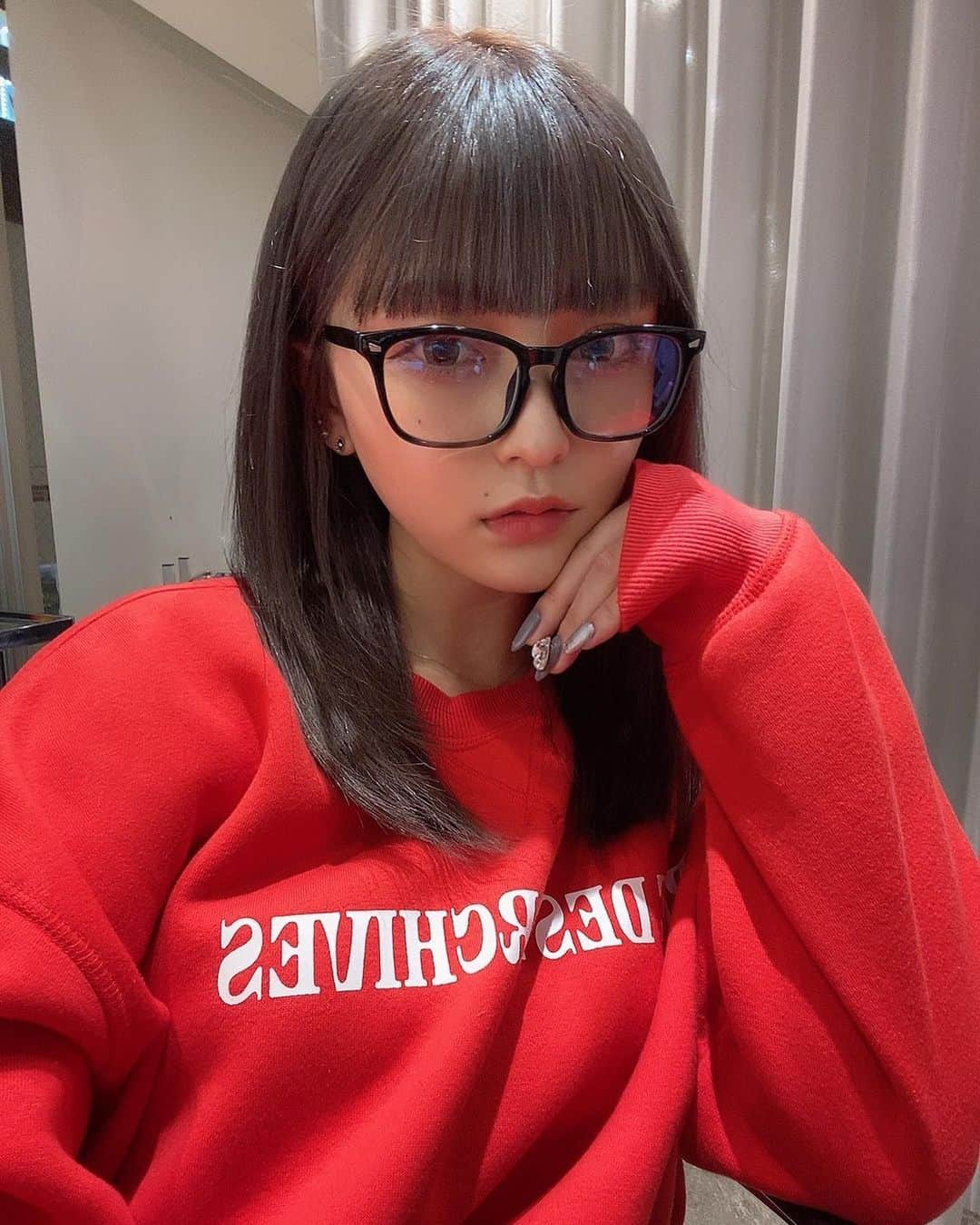 櫻井音乃さんのインスタグラム写真 - (櫻井音乃Instagram)「久しぶりにお洋服で投稿♥ 赤のトレーナーおにゅうです🔥 ・ 髪の毛は暗めのシルバーグレー的な感じの色にしました！だいたいの色伝えて後は速水さんにお任せ笑笑 ・ ネイルも可愛いでしょん❤️」1月7日 21時56分 - o_to.08