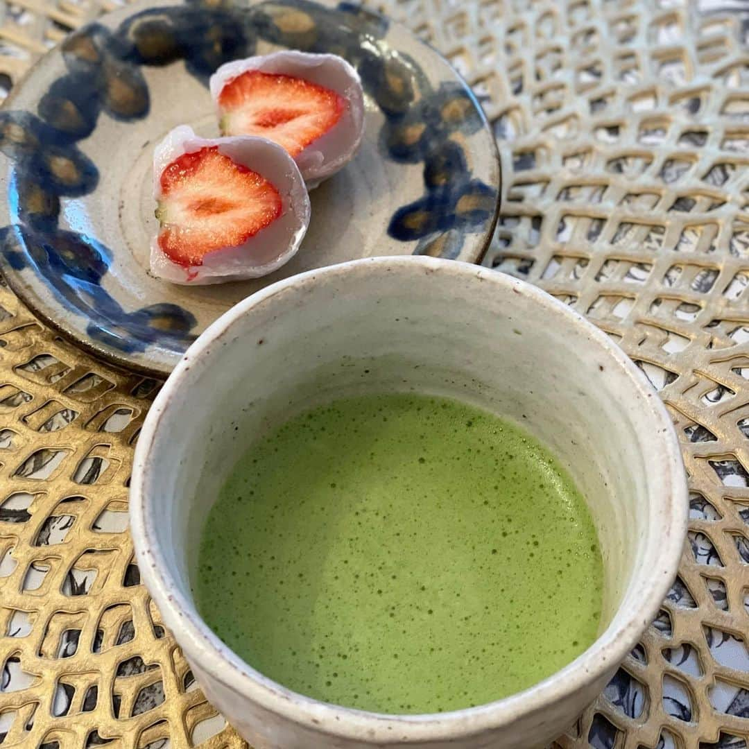 沢瀉美緒さんのインスタグラム写真 - (沢瀉美緒Instagram)「※ 🍓＋sweet bean paste covered with soft mochi  . 大好きな苺大福の季節💛 最近は夏にもあるけど やっぱりこの季節の方が甘い🍓 . お薄は一保堂のなくなり次第終了の虎昔🐅 . . #苺大福 #お薄 #一保堂 #鈴懸 #抹茶」1月7日 21時50分 - mio_omodaka