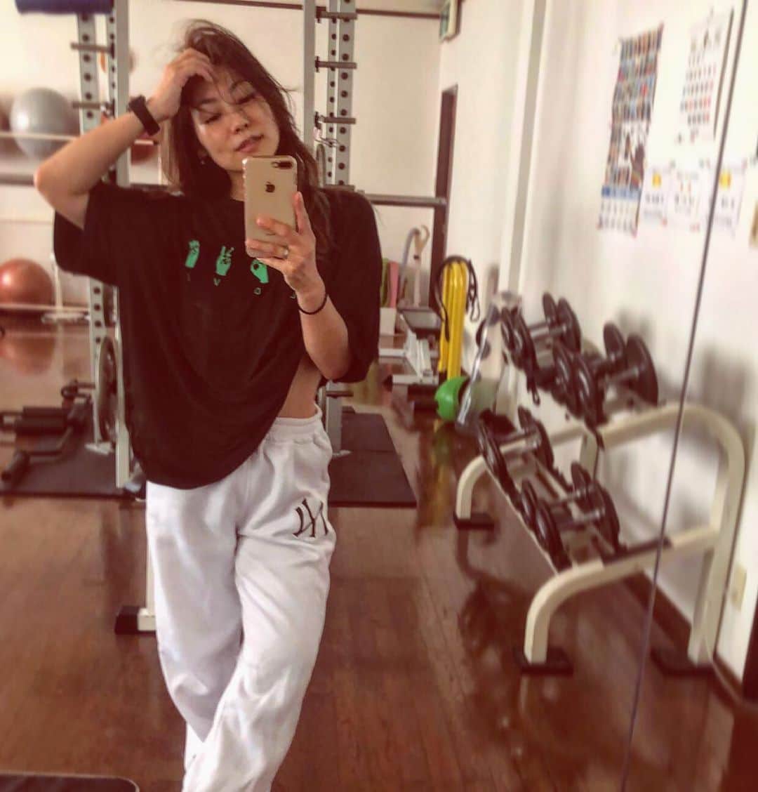 Beauty Of Pilates by Asamiのインスタグラム：「1月4日からライブレッスン開始してずーっと筋肉痛😅恥ずかしい🐯💦 (ちなみにオンラインの家トレーニング　@workoutcommunity_jp ) 2022年もレッスン内容をパワーアップ＆リニューアルして飛ばしていきます☄️  My legs, abs, arms,,, my whole body has been shaking since new year begins. You know what I’m doing/teaching, right? 💪🏼 I got this!   #ラグリーフィットネス  #ライブレッスン　#ボディメイク　#家トレ　 #lagreefitness #staystrongphysicallyandmentally #keepitreal #beyourownmotivation」