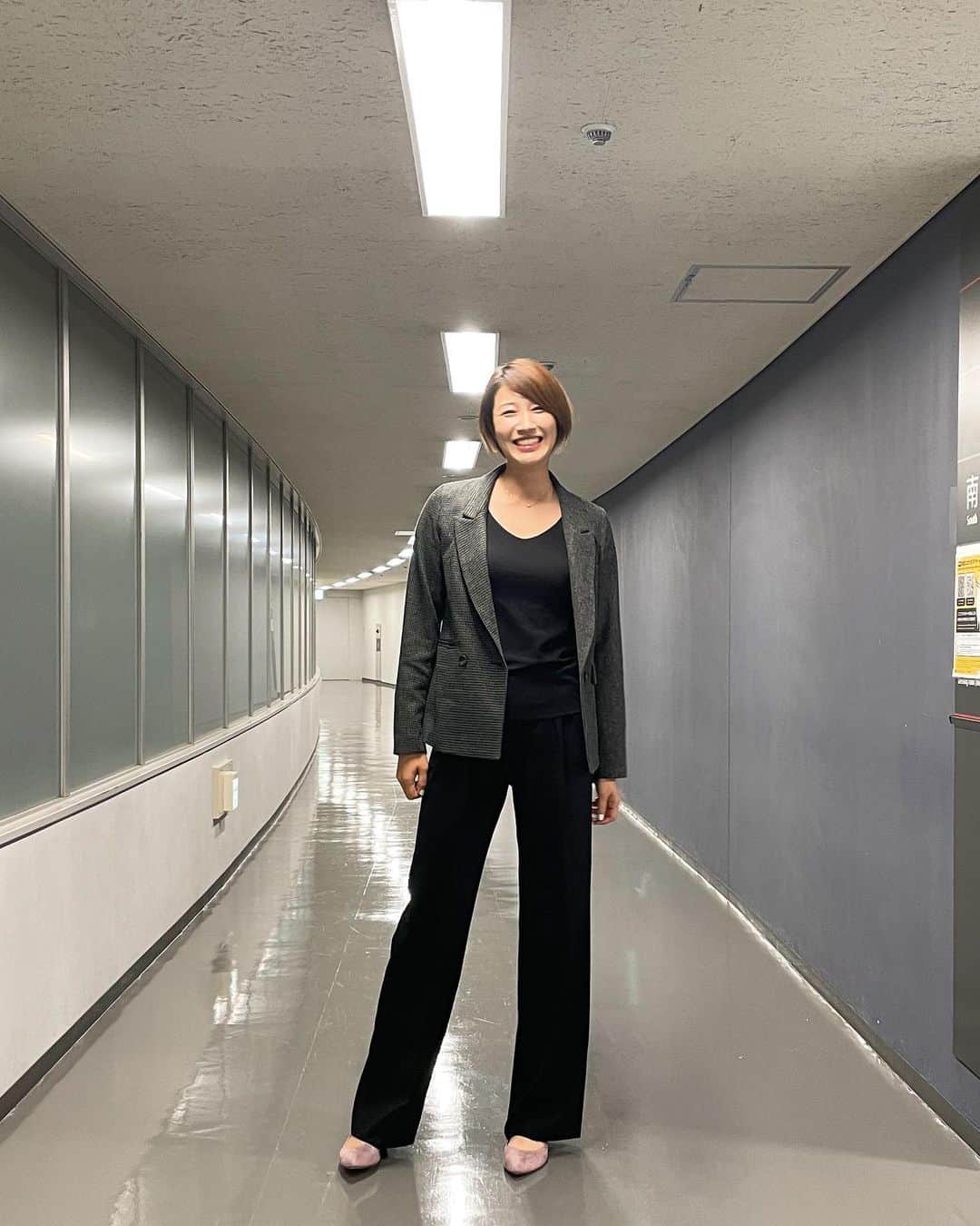 狩野舞子さんのインスタグラム写真 - (狩野舞子Instagram)「・ 昨日の収録、解説の衣装💁‍♀️ ・ ジャケット @cielair   パンツ @maxmara   パンプス @jb.akino.shoes  ・ ジャケットがアシンメトリーなデザインになっているところが お洒落ポイントなんだな🥰 ・ #春の高校バレー #春高バレー #思い出の廊下」1月7日 22時02分 - kanochan715