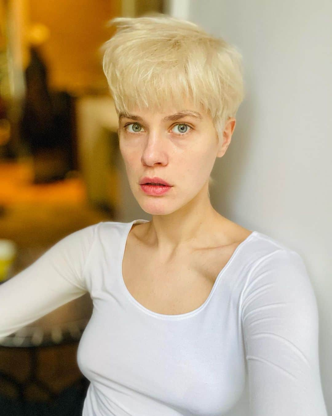 Kris Gottschalkさんのインスタグラム写真 - (Kris GottschalkInstagram)「snowflake look ❄️ cause it just started snowing !!  Hair by @rezahairberlin 🙃 #pinklips #allinwhite #whitehair #shorthair #shorthairstyle #blondeshavemorefun #blondeshorthair  #modelsdot」1月7日 22時03分 - krisforreal