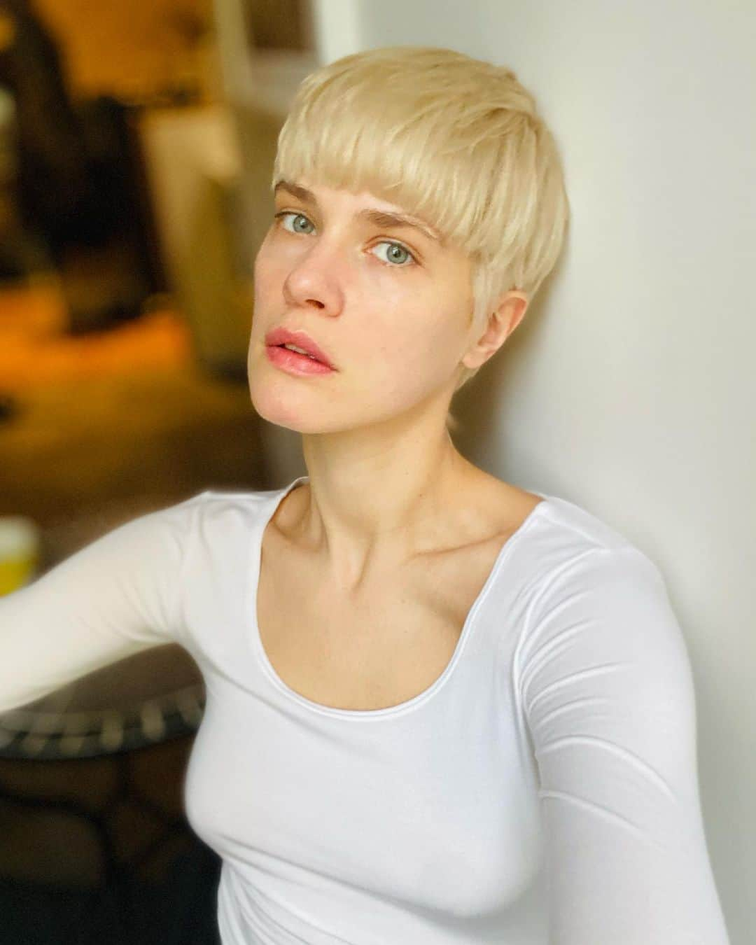 Kris Gottschalkさんのインスタグラム写真 - (Kris GottschalkInstagram)「snowflake look ❄️ cause it just started snowing !!  Hair by @rezahairberlin 🙃 #pinklips #allinwhite #whitehair #shorthair #shorthairstyle #blondeshavemorefun #blondeshorthair  #modelsdot」1月7日 22時03分 - krisforreal