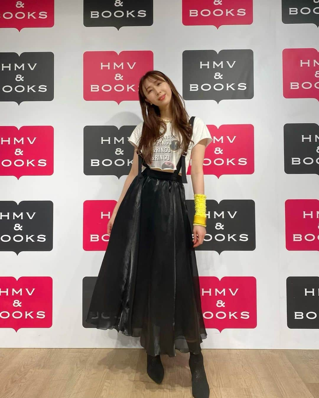 ときさんのインスタグラム写真 - (ときInstagram)「HMV&BOOKS SHINSAIBASHI💕  彩香はスケジュールの都合で不参加でしたが、楽しい時間をありがとうございました❣️  今日は、20th+1 ANNIVERSARY LISAの衣装をまとってみました🥰 可愛いでしょー🤍🤍🤍  来てくれた久々のfarmerの皆さんありがとうございました🙏  久々にお会いするスタッフの皆さんにもいて嬉しかったです😍  #大阪 #osaka #心斎橋 #shinsaibashi #hmv心斎橋 #リリースイベント」1月7日 22時09分 - toki_ringomusume