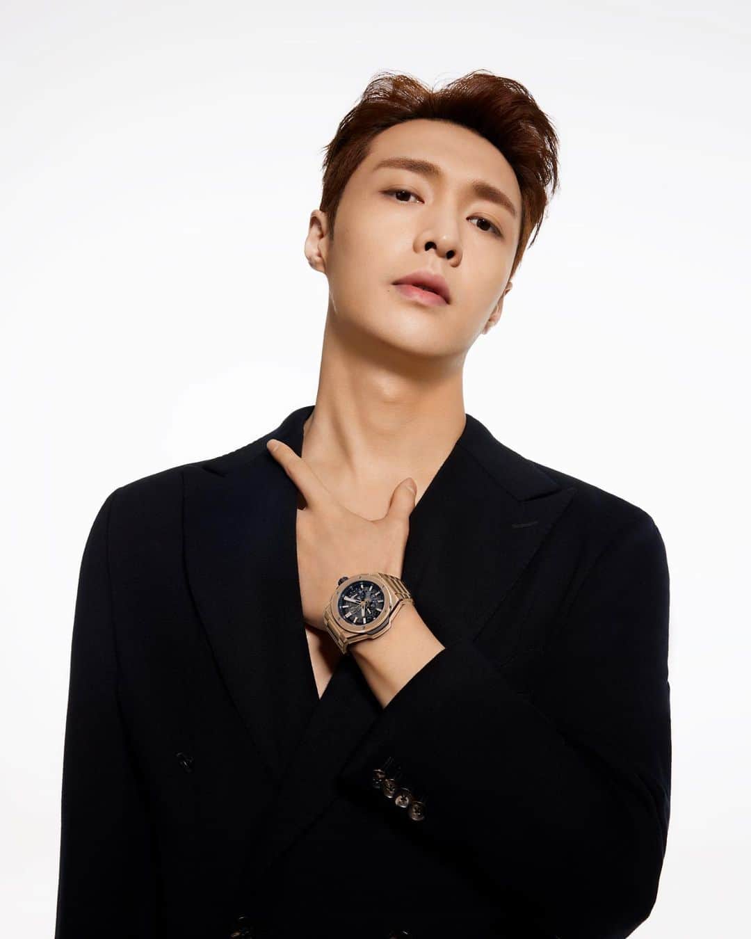 のインスタグラム：「& @layzhang, new Hublot Ambassador, are joining forces to push the boundaries of the Art of Fusion. Together, we will broaden our vision and expand the creativity of our respective fields. #Hublot #HublotAmbassador」