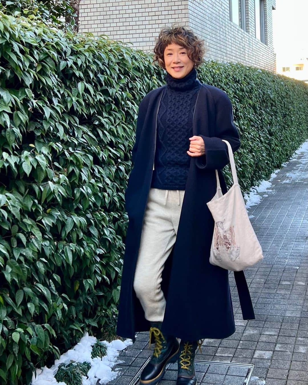 黒田知永子のインスタグラム：「. 雪が降った翌日は足元注意🥾ですよね❄️  明日は、はこちゃんとのオンライントークイベントです！ぜひご参加お待ちしています。楽しい時間を過ごせたら嬉しいです♡  2022年1月8日　13時から14時  （詳しくはプロフィール欄のリンクツリーから「チコとハコのボンボニエール」を選択して頂くと概要ページへ進むことができます）  #暖か下着も着てる #ニットもニットパンツも暖かい #万全です  #pradaのブーツ #チコとハコのボンボニエール  @iwashita_hisafumi  #黒田知永子  #chiekokuroda」