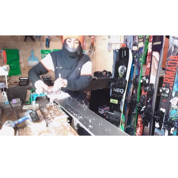 三星マナミのインスタグラム：「❄︎ ❄︎ Hot WAX❤️‍🔥  が、大事だという理由はGoogle先生が教えてくれます☝️  が、、 あえてわたし流に大事な事を伝えるとしたら🤔  絶対滑る❤️‍🔥  と、絶対的な自信を持って魂込めると滑ります☝️ ※万が一滑らなくても滑らせればいいんです！  要は真剣に情熱もって取り組むかって事です🔥  そうすると。。。 新しい世界が開けます❤️‍🔥  さて。 @compasshouse では @tomohiromurai が、丹精込めてレーサーも大満足クオリティーなプロチューンかけさせて頂きます💪✨  @mtdocknozawa では 整備欠かさず滑る板をご用意してます💪✨  是非お試し下さい🙌  #ホットワックス  #滑る板の極意」