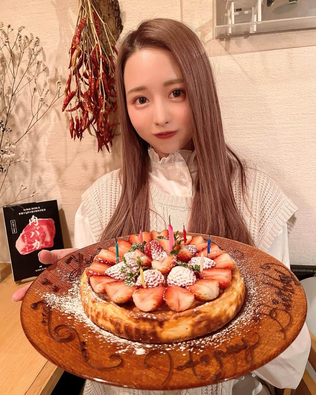 加藤ゆりなさんのインスタグラム写真 - (加藤ゆりなInstagram)「23歳になりました！  この前まで18歳だったのに学生でなくなるとあっという間の月日🥲 コロナ禍で今の年のうちに行きたい海外にもたくさんというかまったく行けず時が進んでない感じがするので23歳になったことが納得いきません! いつのまにかおばあちゃんにでもなってそうな勢いの時間の進み方で驚いています…（ ; ; ）  23歳ってなんだか大人な気がしてるので今年はお酒を好きになろうて思います（コーラ3杯目なう） 2月ごろにお知らせできることがあるので女の子の方々楽しみにしててください☺️  #23歳　#無理　#やだ　#永遠の20歳」1月7日 22時40分 - _yuringo_