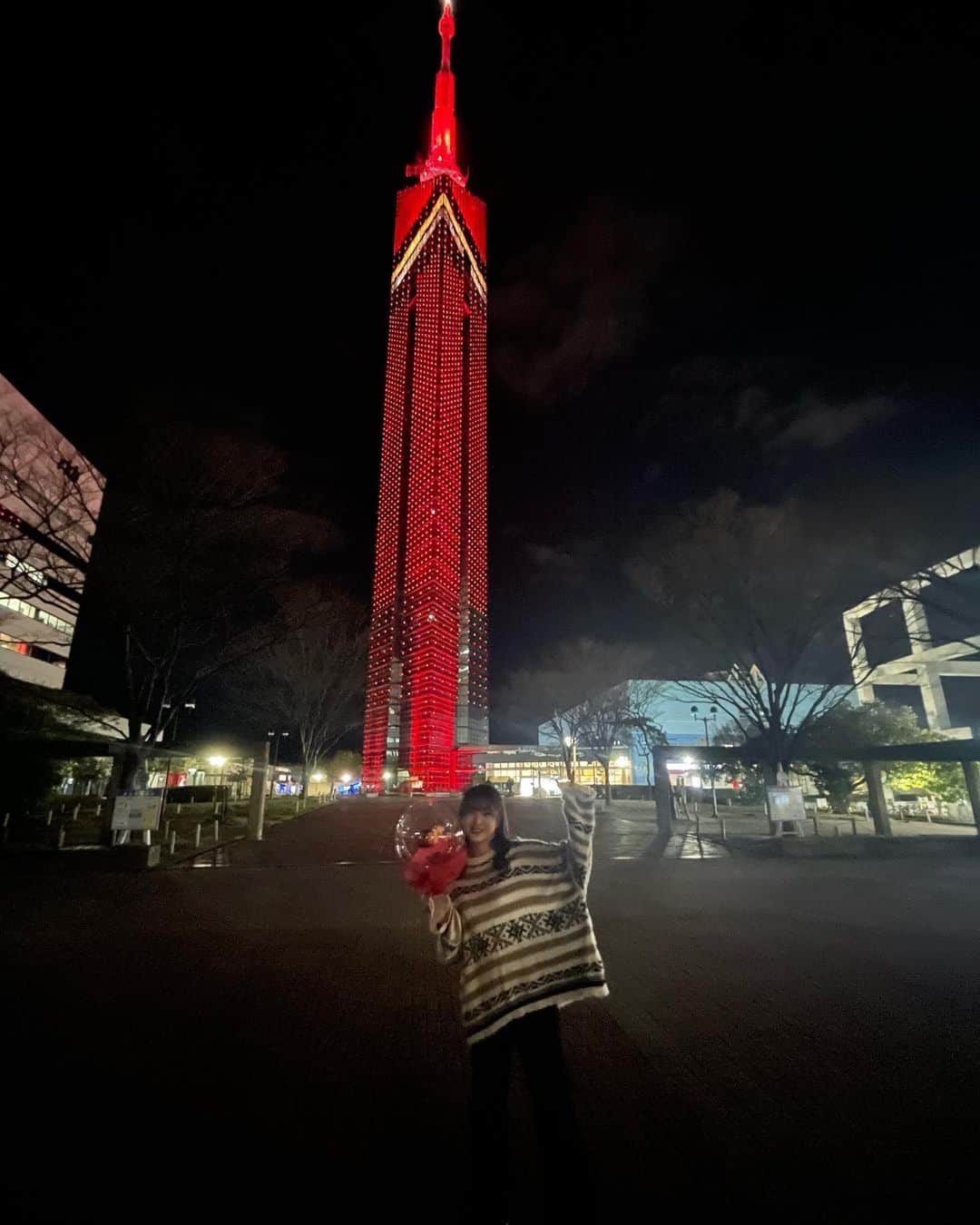 田島芽瑠さんのインスタグラム写真 - (田島芽瑠Instagram)「福岡タワーが赤色に❤️  私のイメージカラーが赤色ということで、長年応援してくれている女の子達が企画してプレゼントしてくれました🎁  福岡タワーの色変えられるの凄くない？ ロマンチックなプレゼントをありがとう♡」1月7日 22時38分 - meru_chan_official