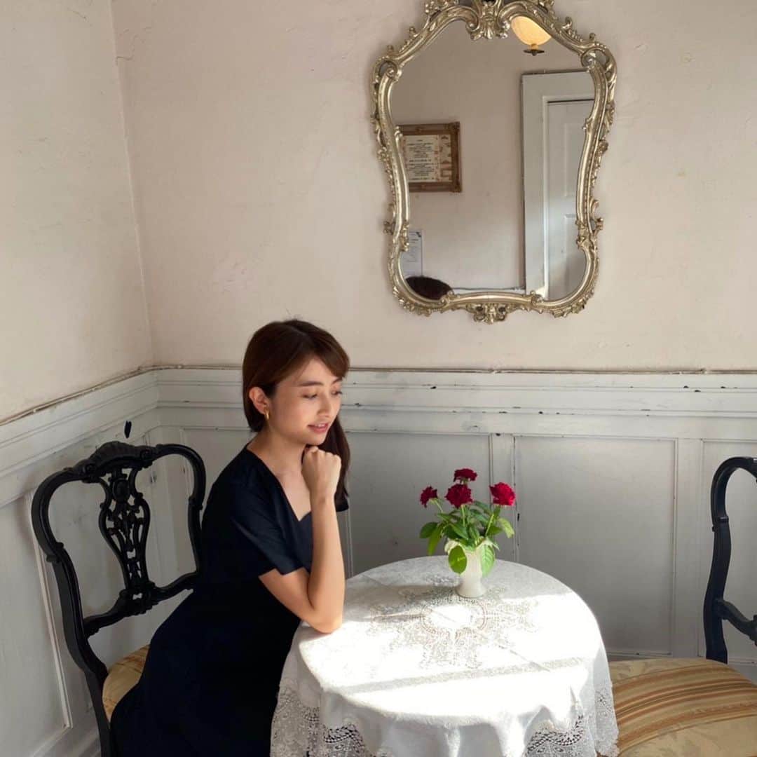日比麻音子のインスタグラム：「昨年の写真。 大切な友人と母校の近くまで さんぽ、ときどき寄り道🚶‍♀️🚶‍♀️  最後の一枚は、 「撮れてる？」 の顔。 完全にリラックスしてます☕︎笑  #たまには仕事以外の写真も #髪 #伸ばすべきか #切るべきか」