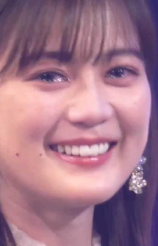 生田絵梨花のインスタグラム：「『決心のきっかけは 理屈ではなくて いつだってこの胸の衝動から始まる 流されてしまうこと 抵抗しながら 生きるとは選択肢 たった一つを選ぶこと』  絵梨花さん、卒業おめでとう☺️  #生田絵梨花 #乃木坂46」